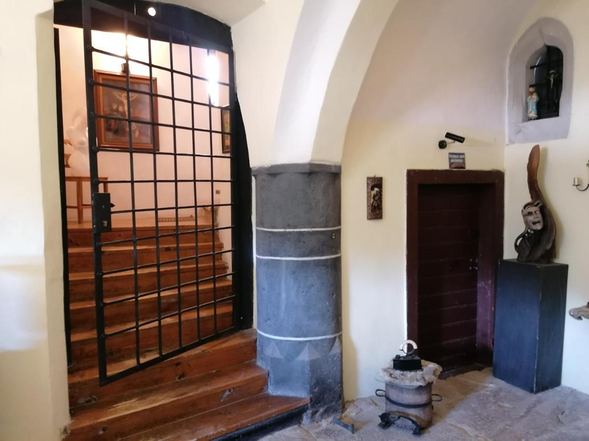 Gothic House Apartments Кремница Екстериор снимка
