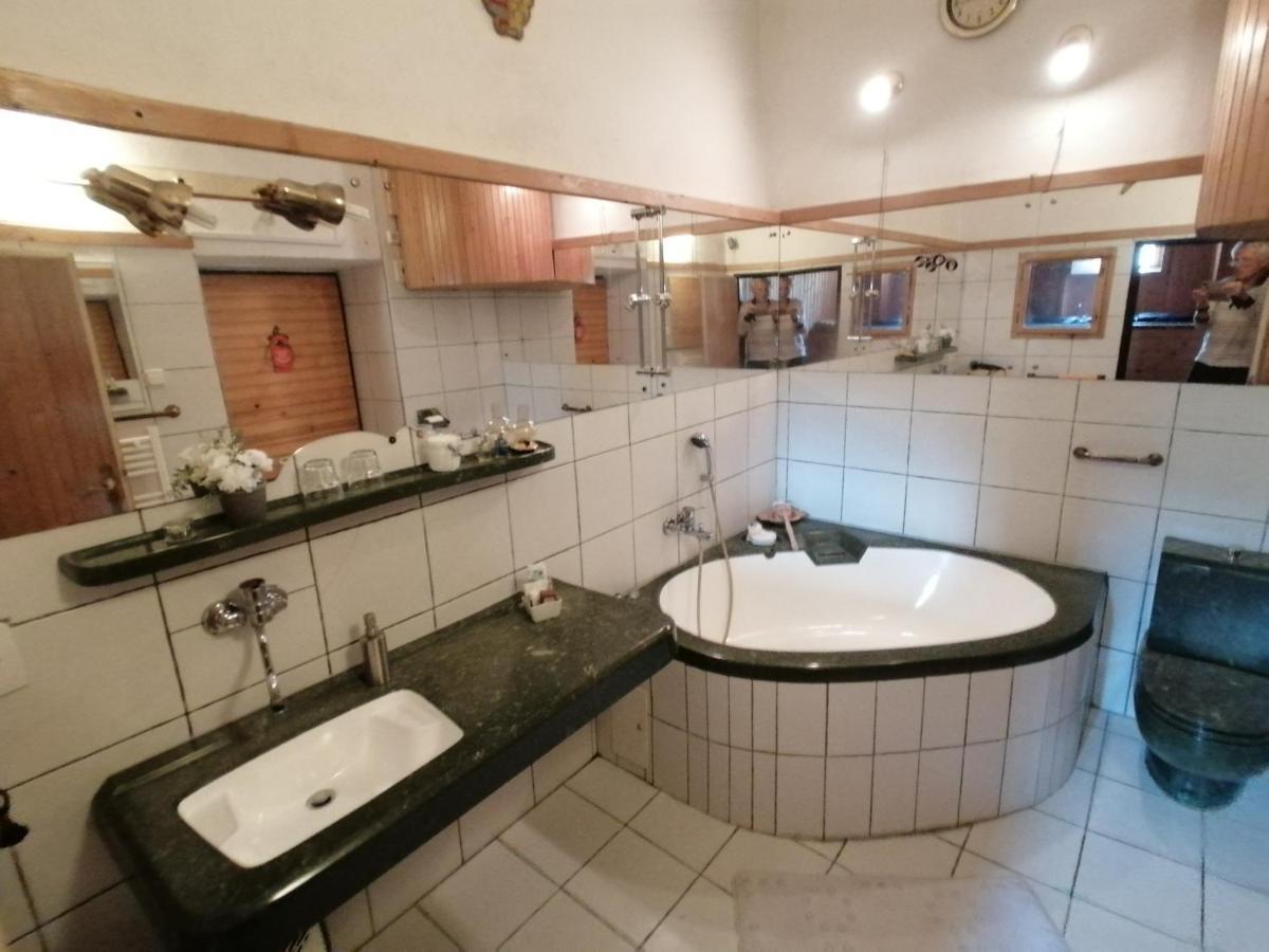 Gothic House Apartments Кремница Екстериор снимка