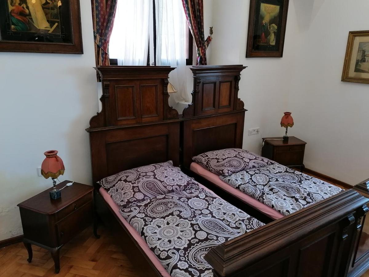 Gothic House Apartments Кремница Екстериор снимка
