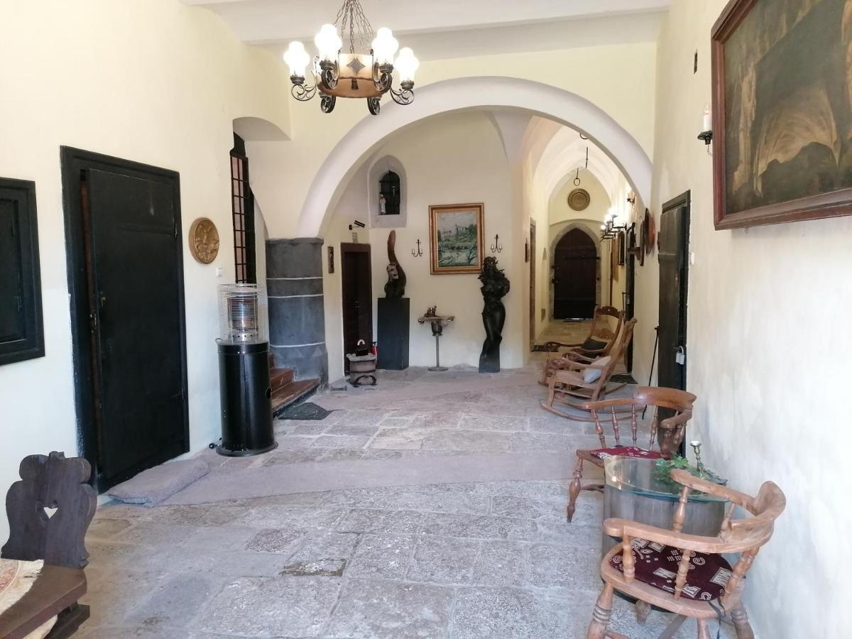 Gothic House Apartments Кремница Екстериор снимка