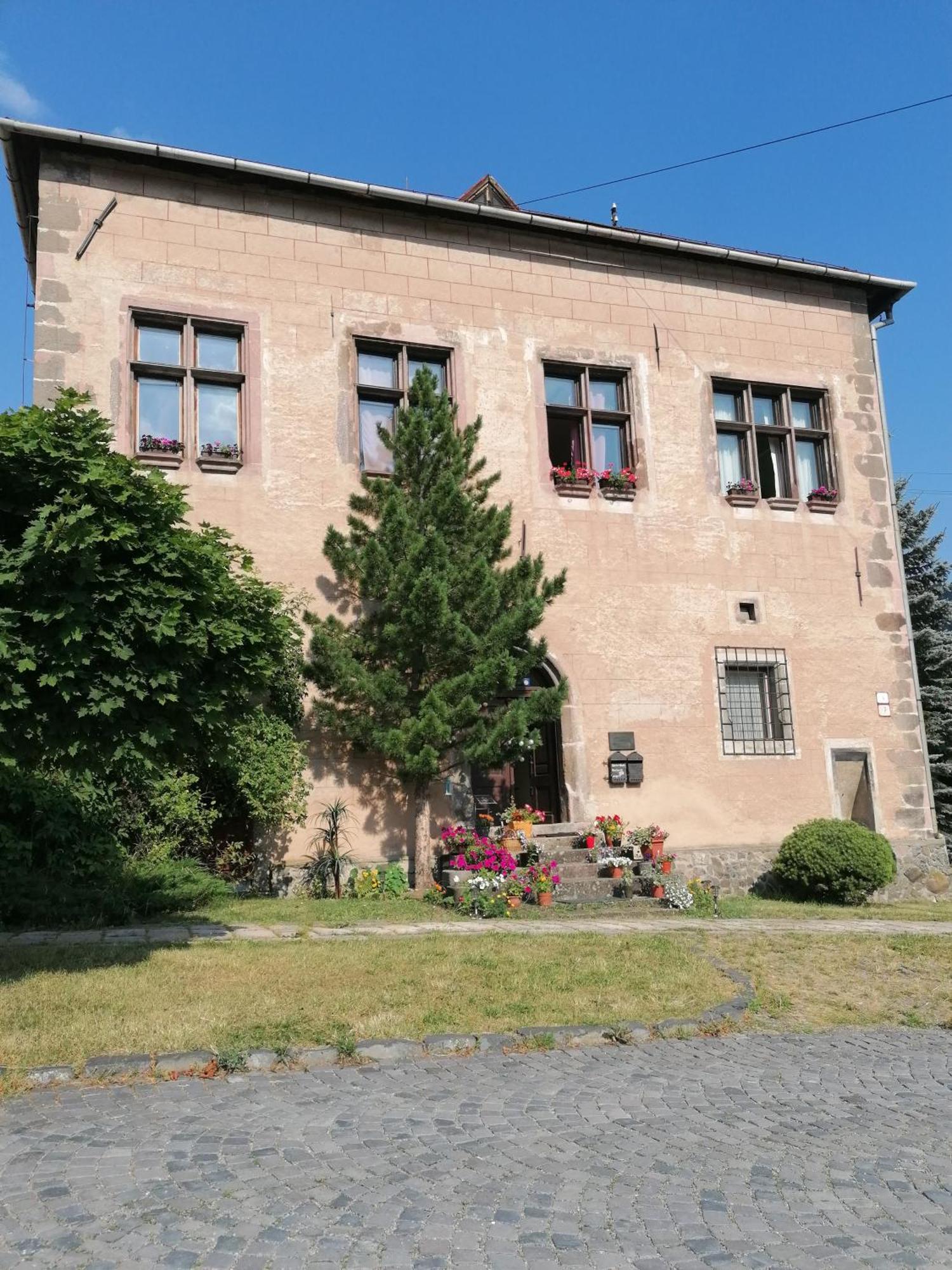 Gothic House Apartments Кремница Екстериор снимка