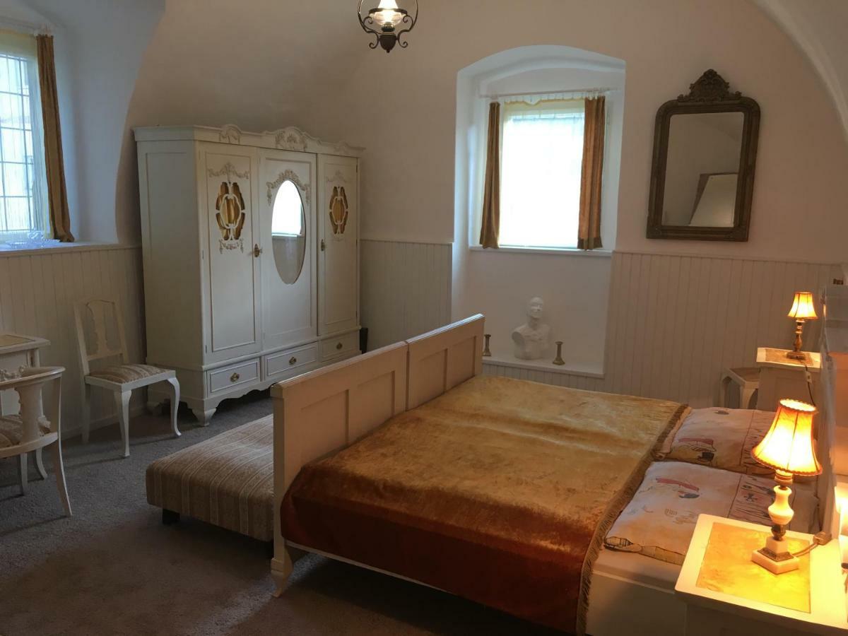 Gothic House Apartments Кремница Екстериор снимка