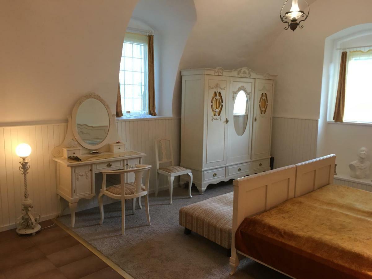 Gothic House Apartments Кремница Екстериор снимка