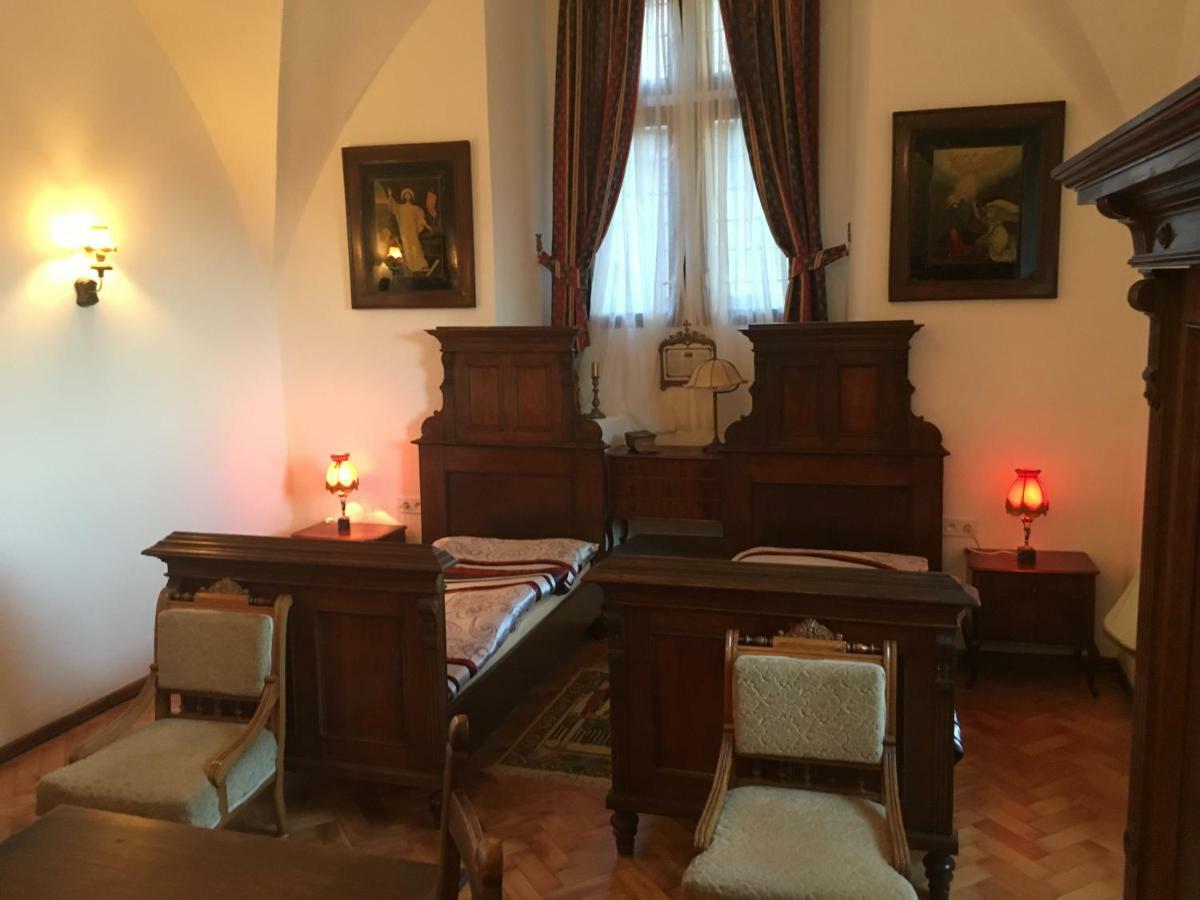 Gothic House Apartments Кремница Екстериор снимка